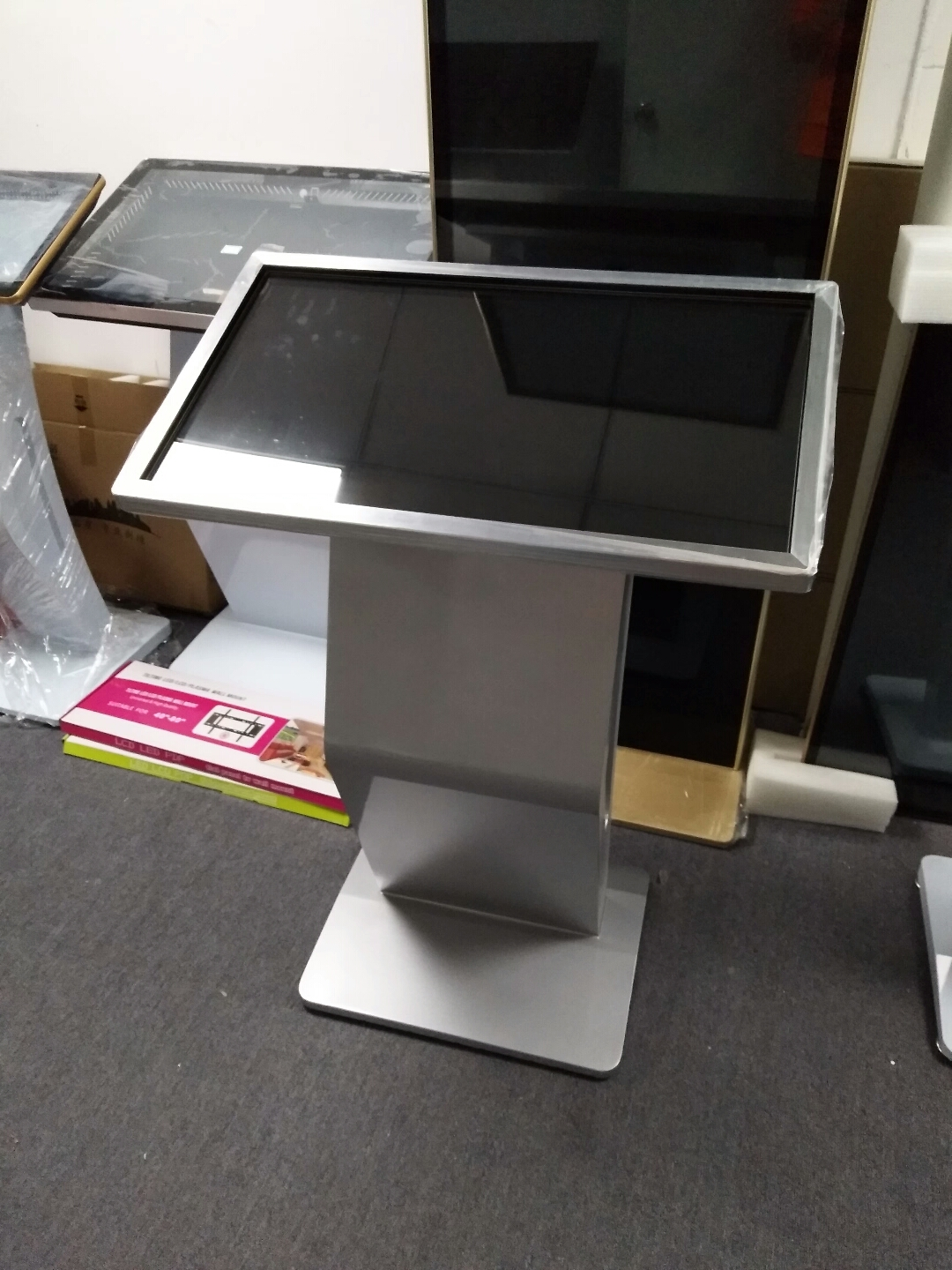  43寸落地触摸屏一体机