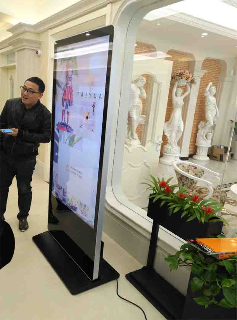 欧米奇西餐学校65寸广告机(图1)